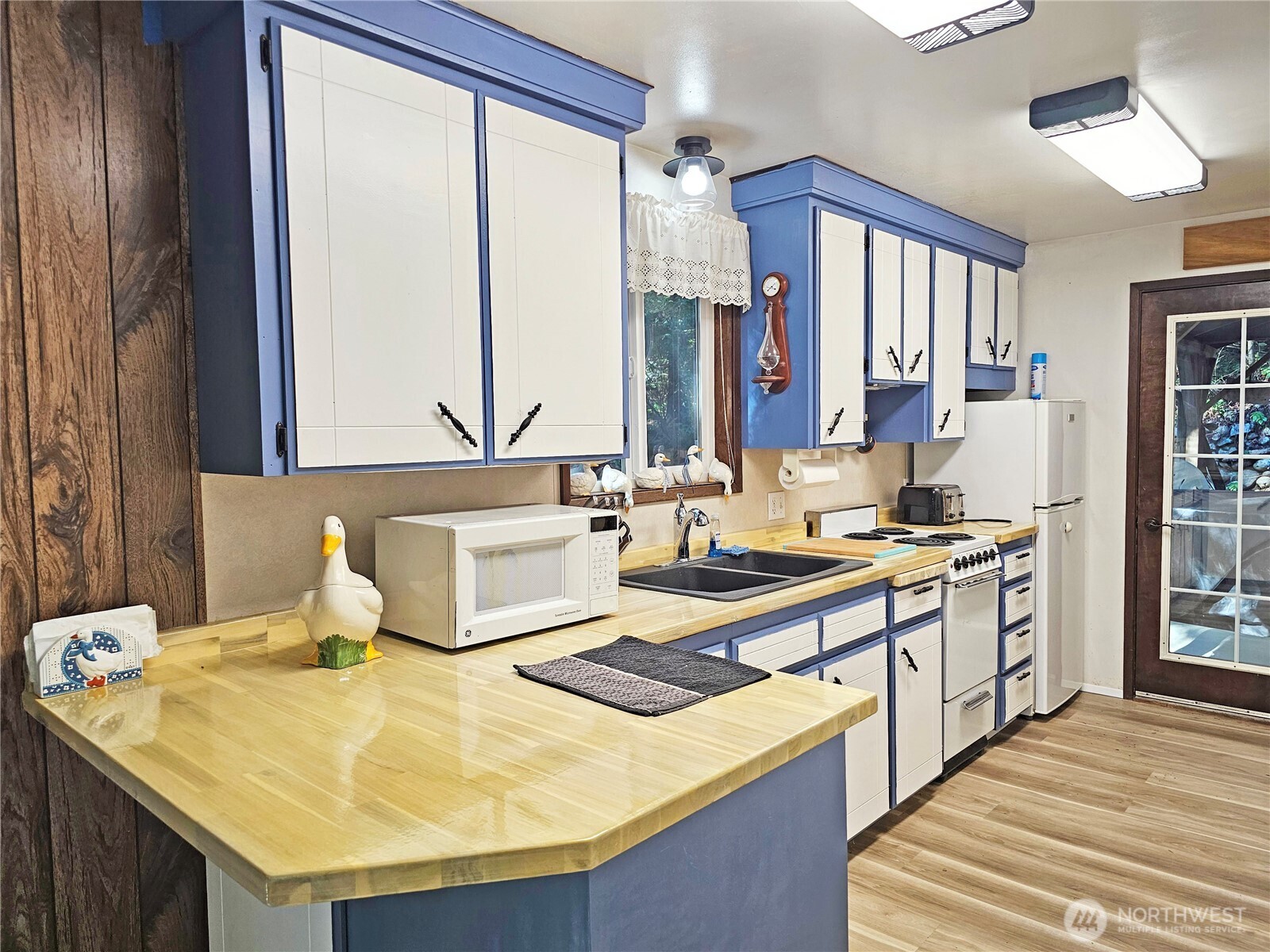 121 Bay View Avenue , Brinnon, WA 98320