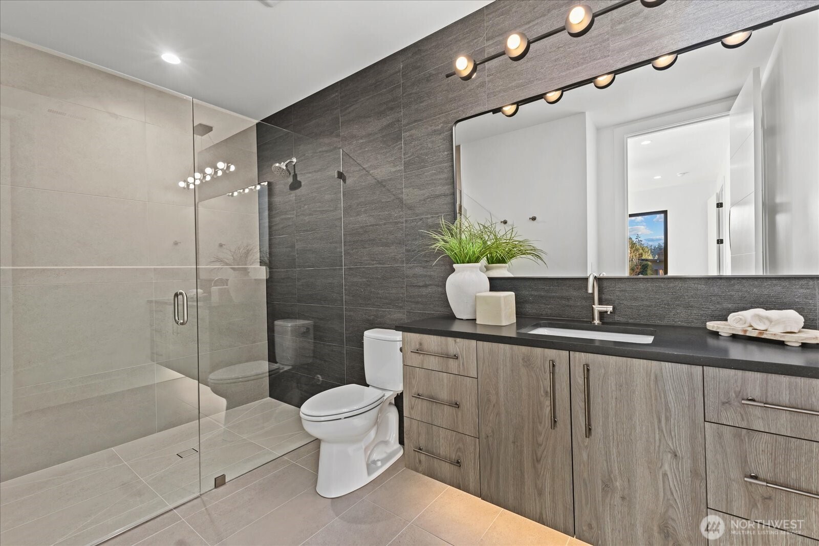 1020 107th Avenue SE, Bellevue, WA 98004