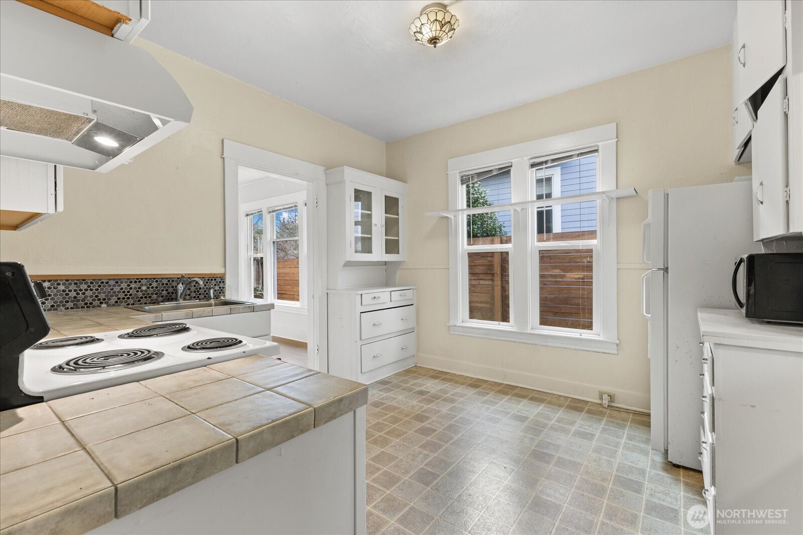 7361 17th Avenue NW, Seattle, WA 98117-5422