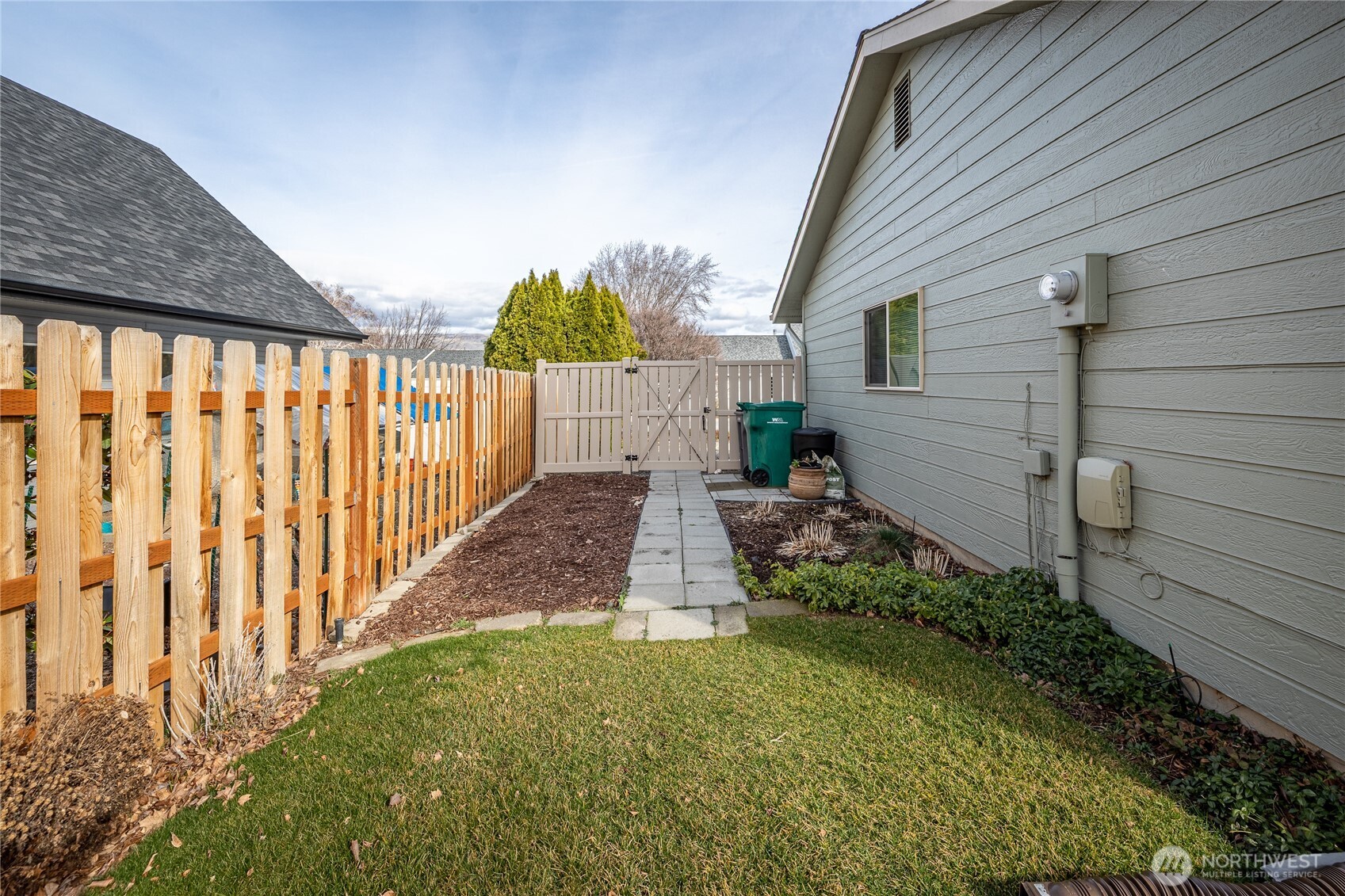 1484 Elmwood Street , Wenatchee, WA 98801-1111