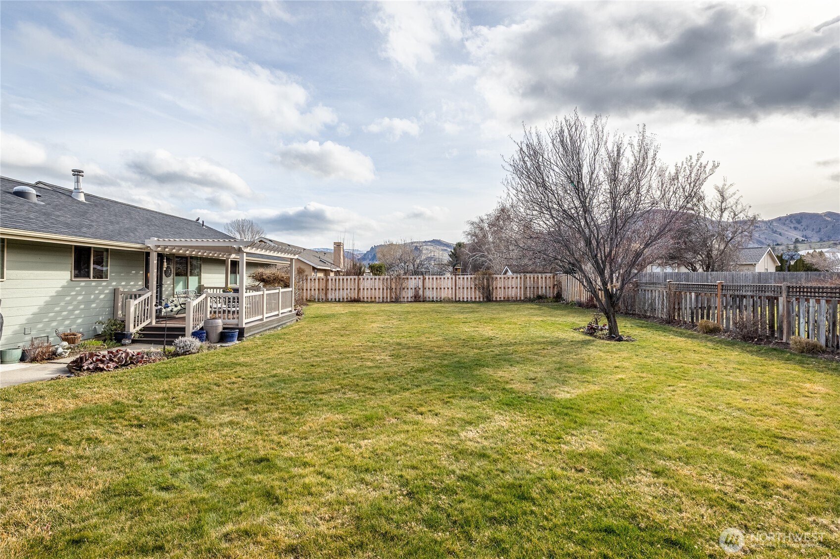 1484 Elmwood Street , Wenatchee, WA 98801-1111