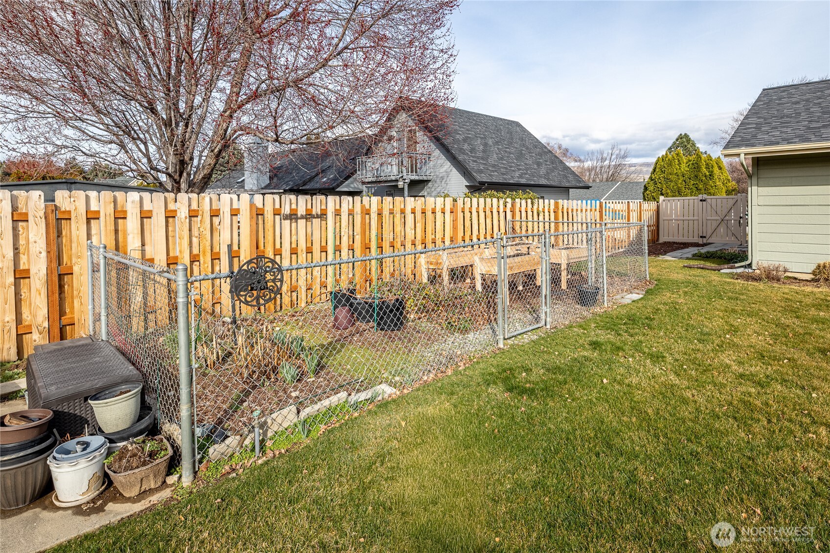 1484 Elmwood Street , Wenatchee, WA 98801-1111