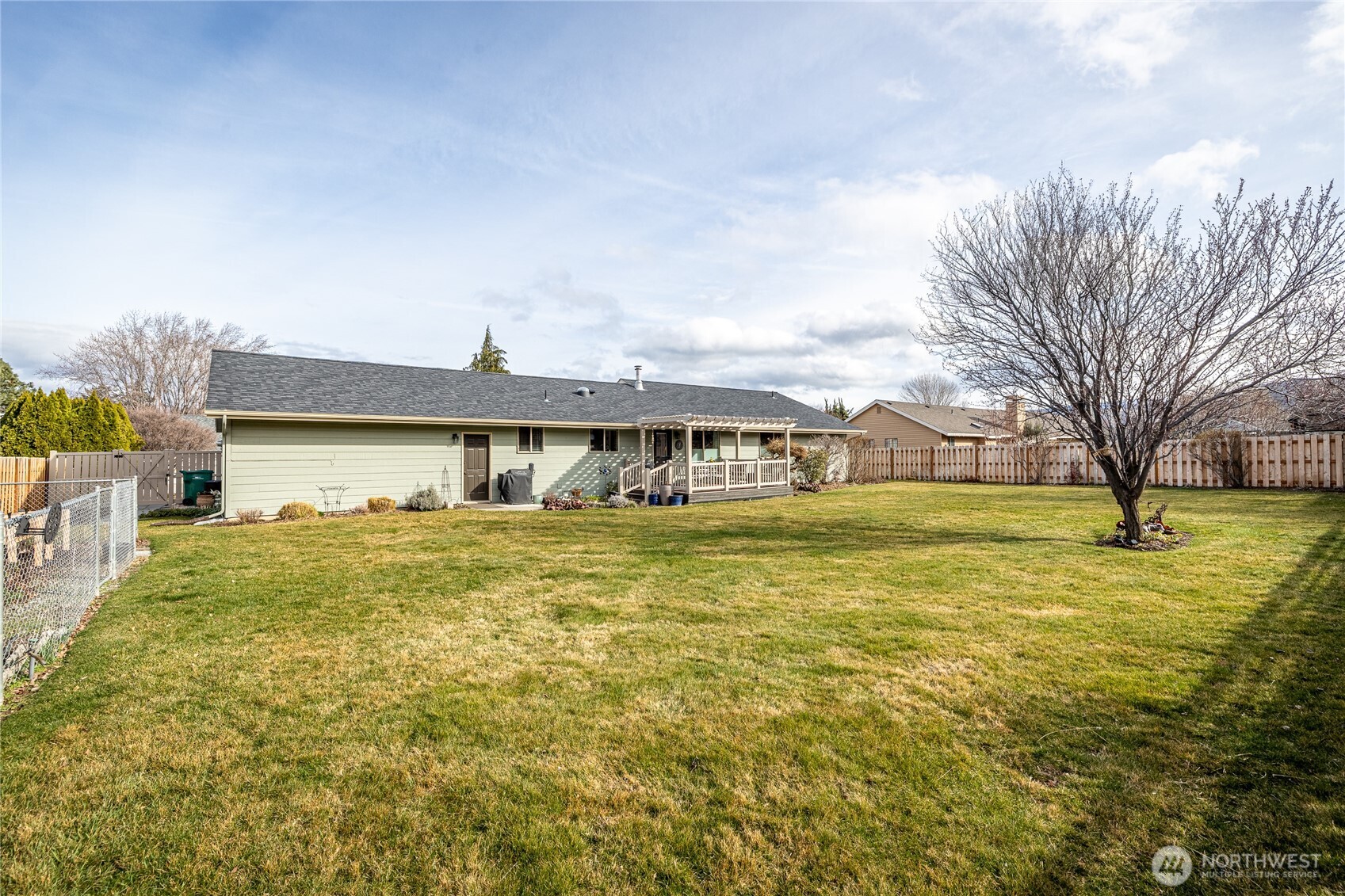 1484 Elmwood Street , Wenatchee, WA 98801-1111