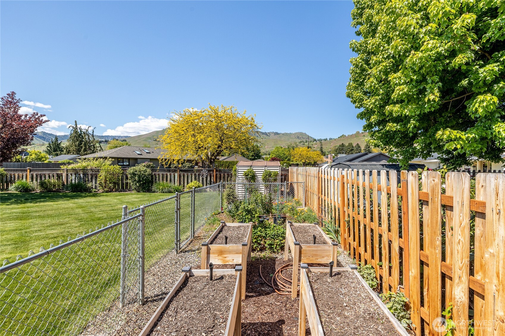 1484 Elmwood Street , Wenatchee, WA 98801-1111
