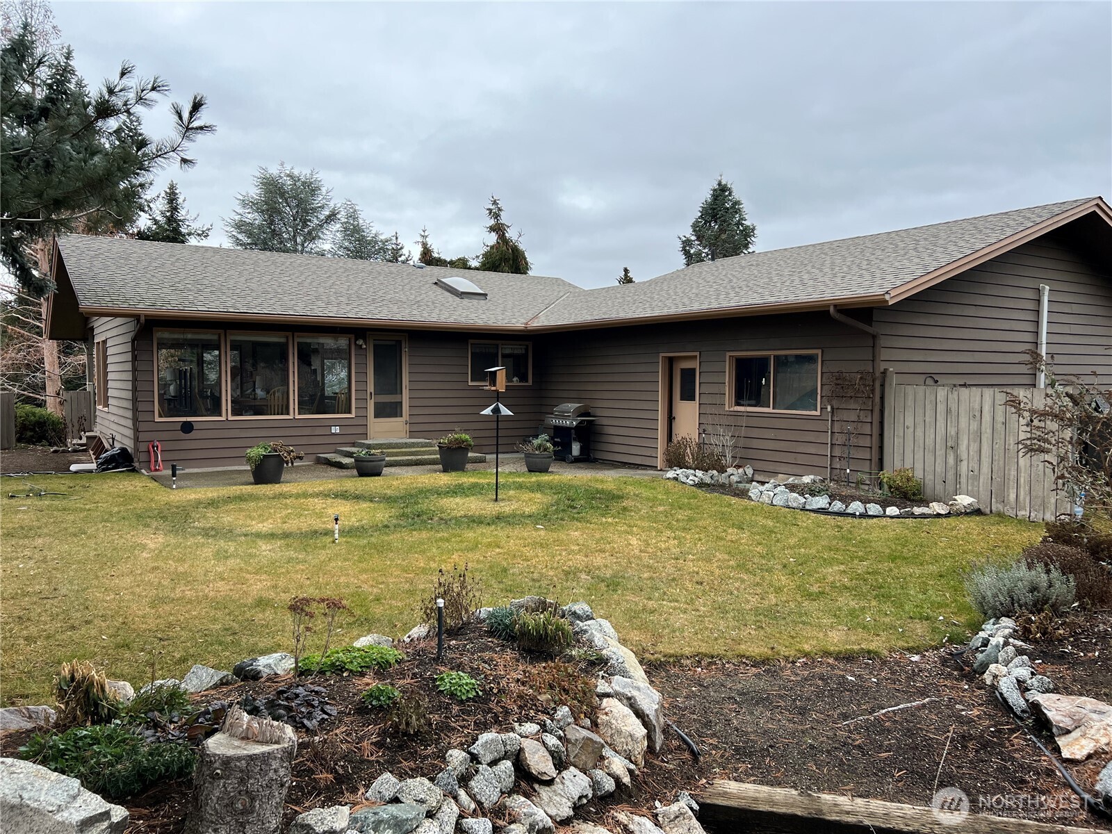 1501 N Grover Avenue , East Wenatchee, WA 98802