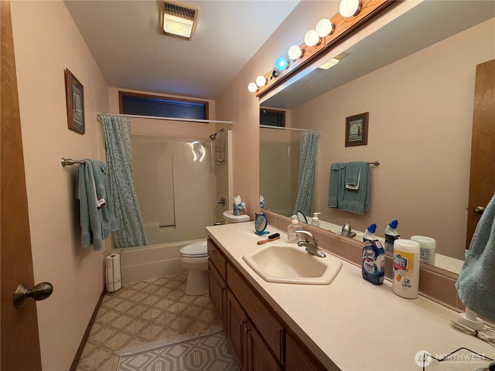 1501 N Grover Avenue , East Wenatchee, WA 98802