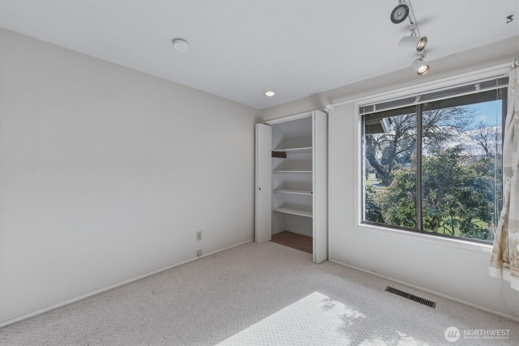 5633 Finch Drive , Longview, WA 98632