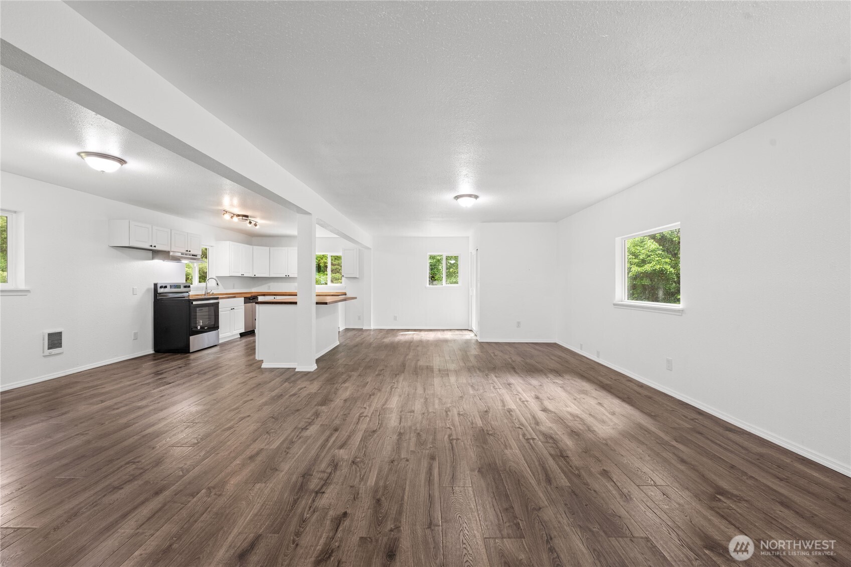 2693 State Rt 101 , Ilwaco, WA 98624