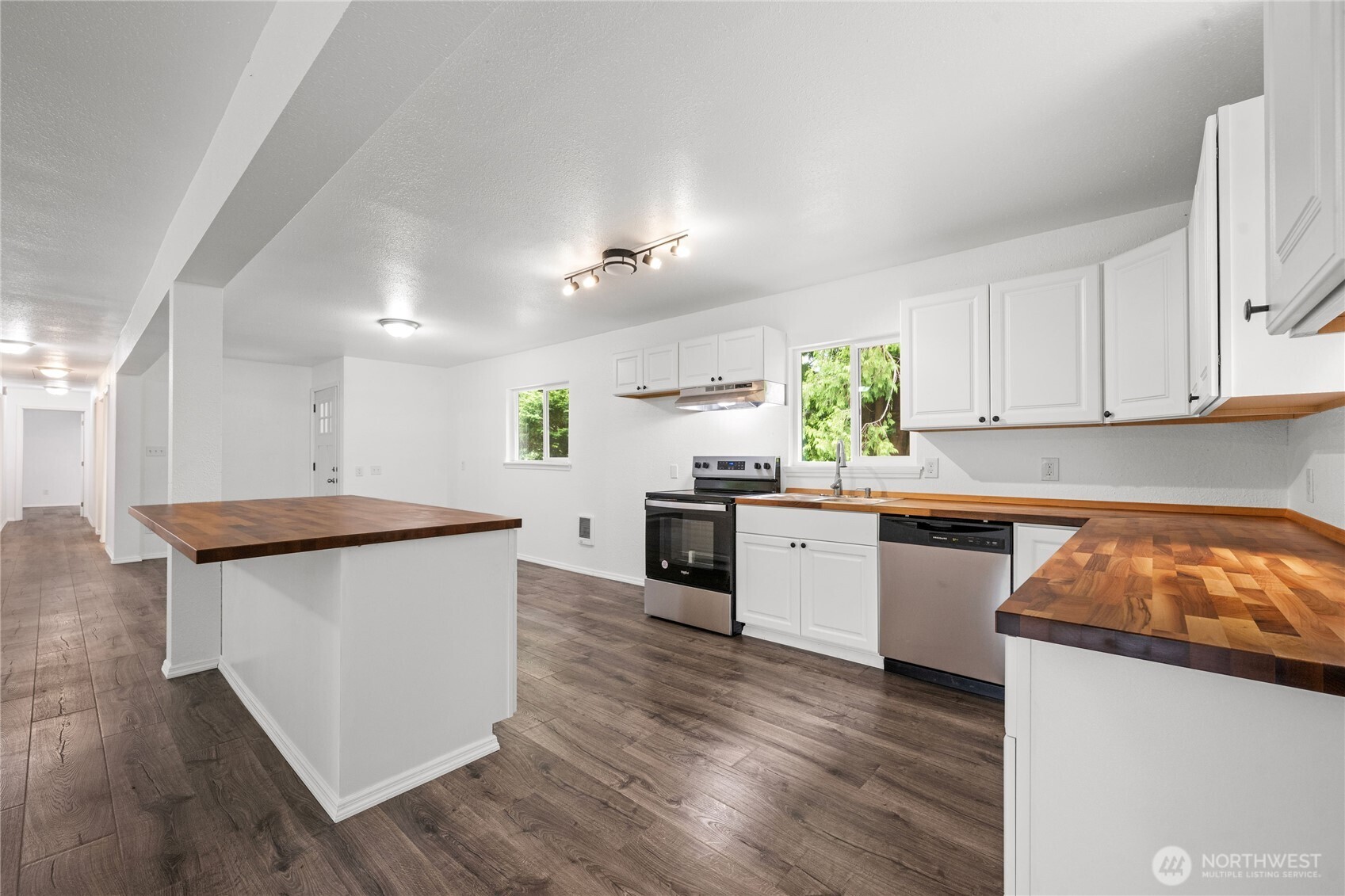 2693 State Rt 101 , Ilwaco, WA 98624