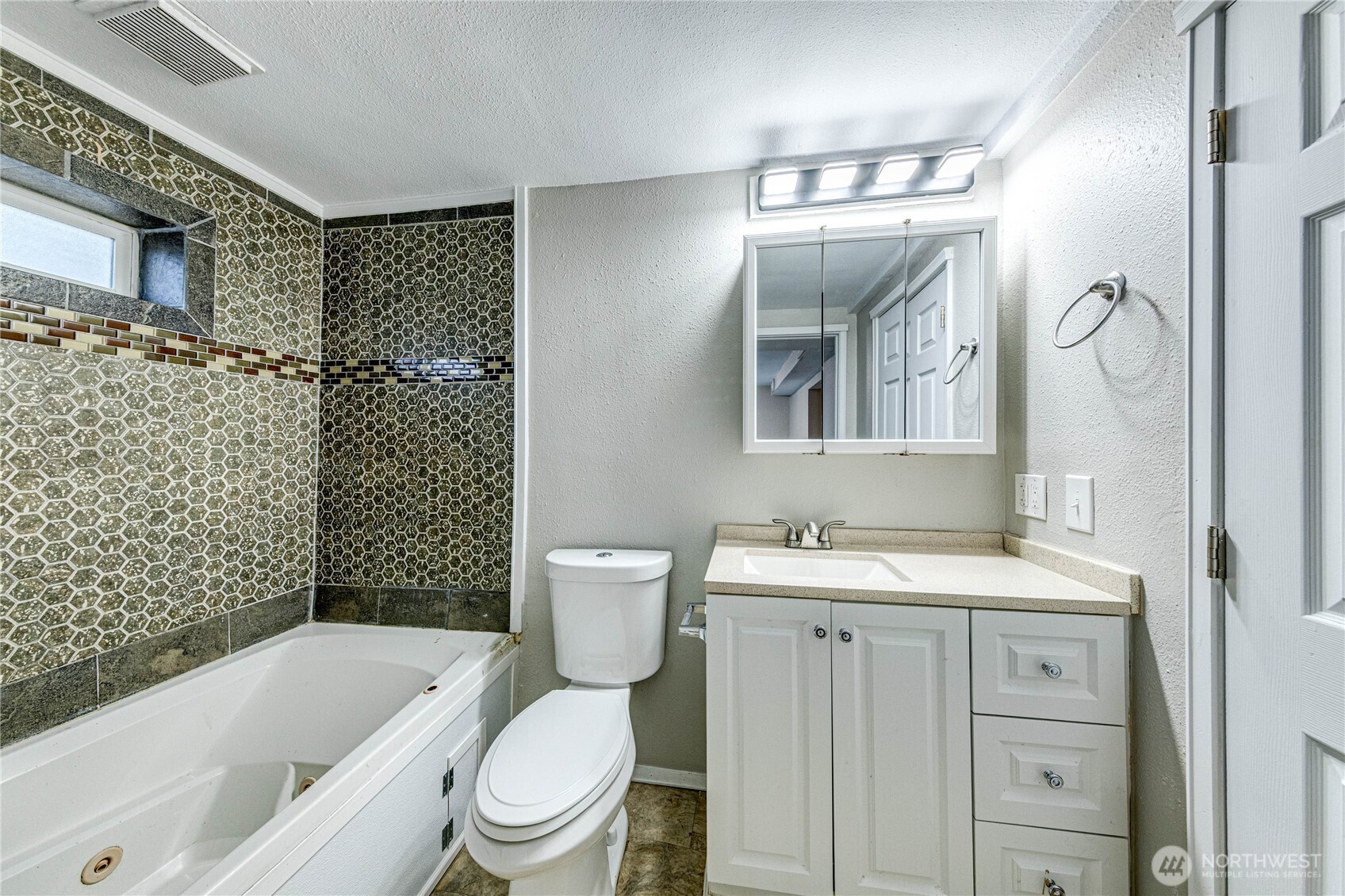 11630 NE 74th Street , Kirkland, WA 98033-8113