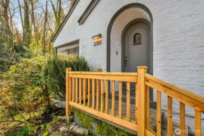 2301 Delmar Drive E, Seattle, WA 98102 - Photo 2