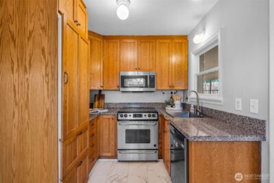 2301 Delmar Drive E, Seattle, WA 98102 - Photo 10