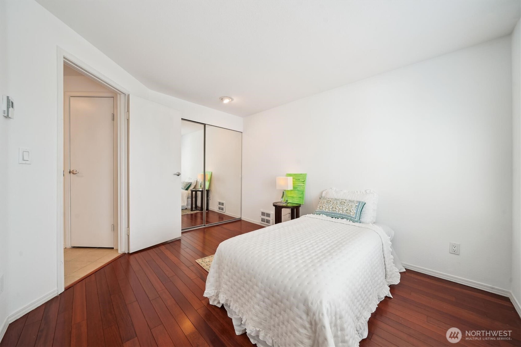 5813 S 238th CT #F2, Kent, WA 98032