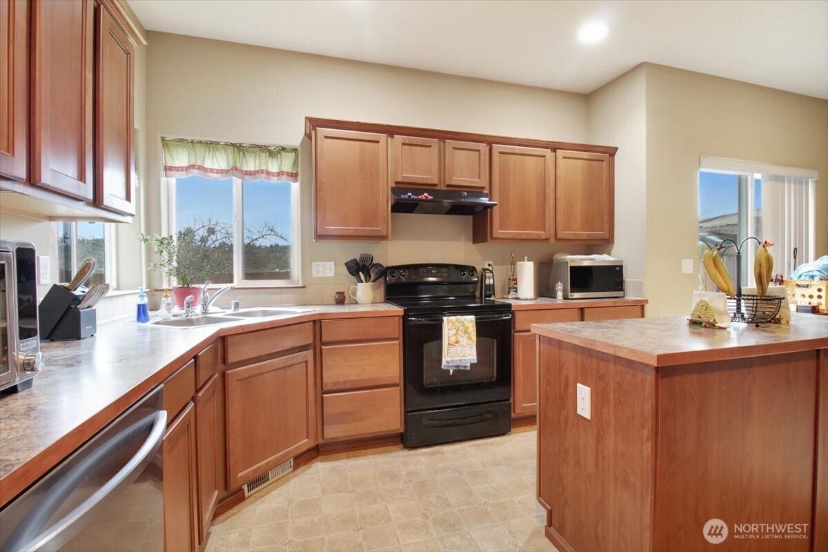 11809 58th Drive NE, Marysville, WA 98271