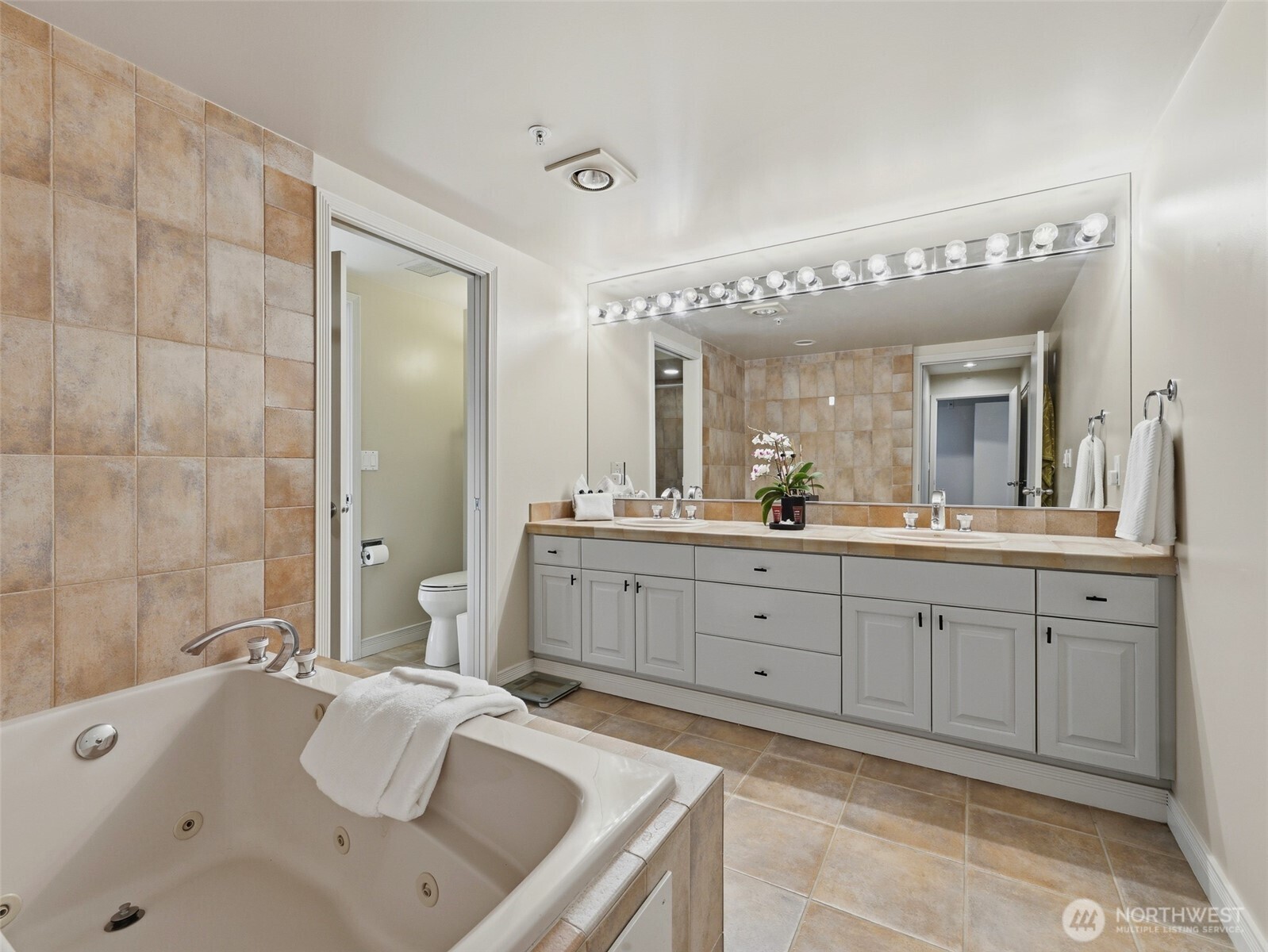 601 W Mercer Place #301, Seattle, WA 98119