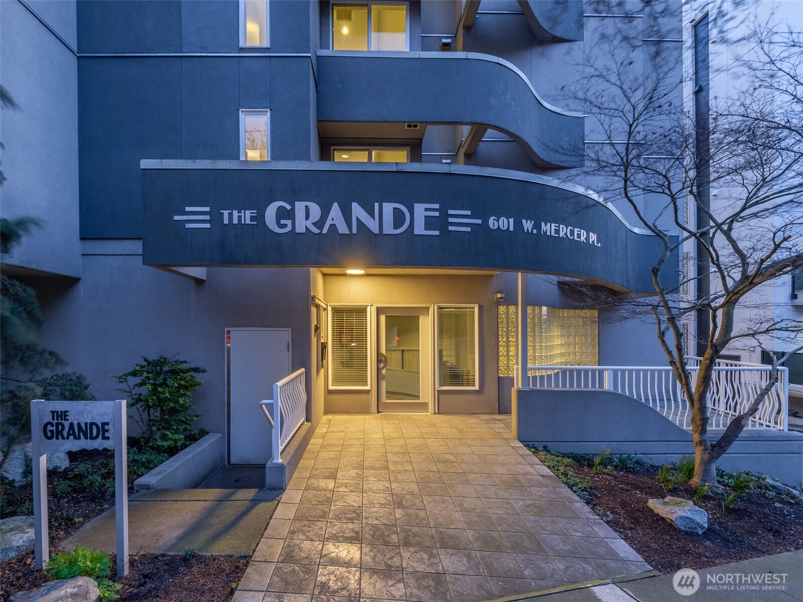 601 W Mercer Place #301, Seattle, WA 98119