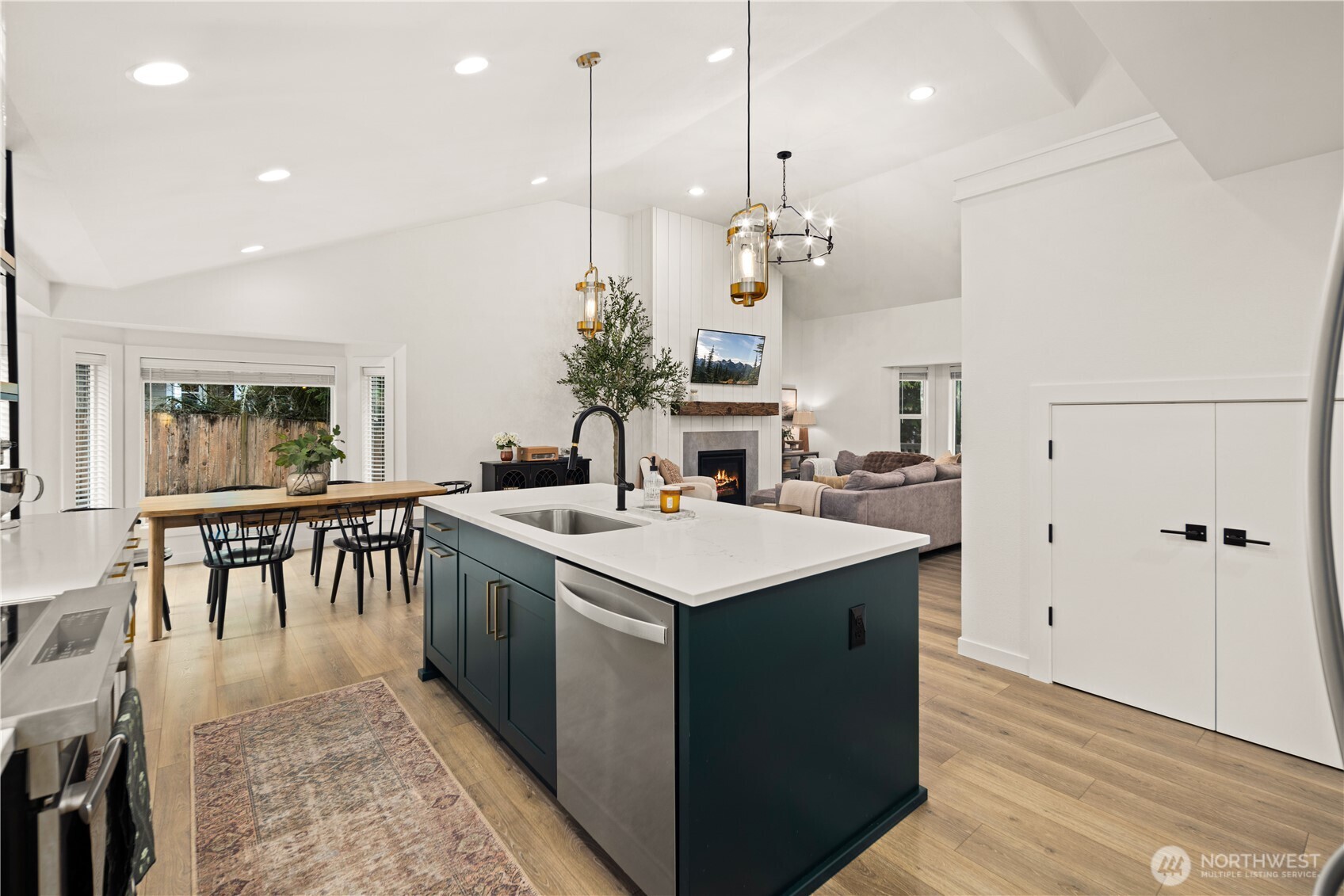 23011 SE Lake Wilderness Drive , Maple Valley, WA 98038