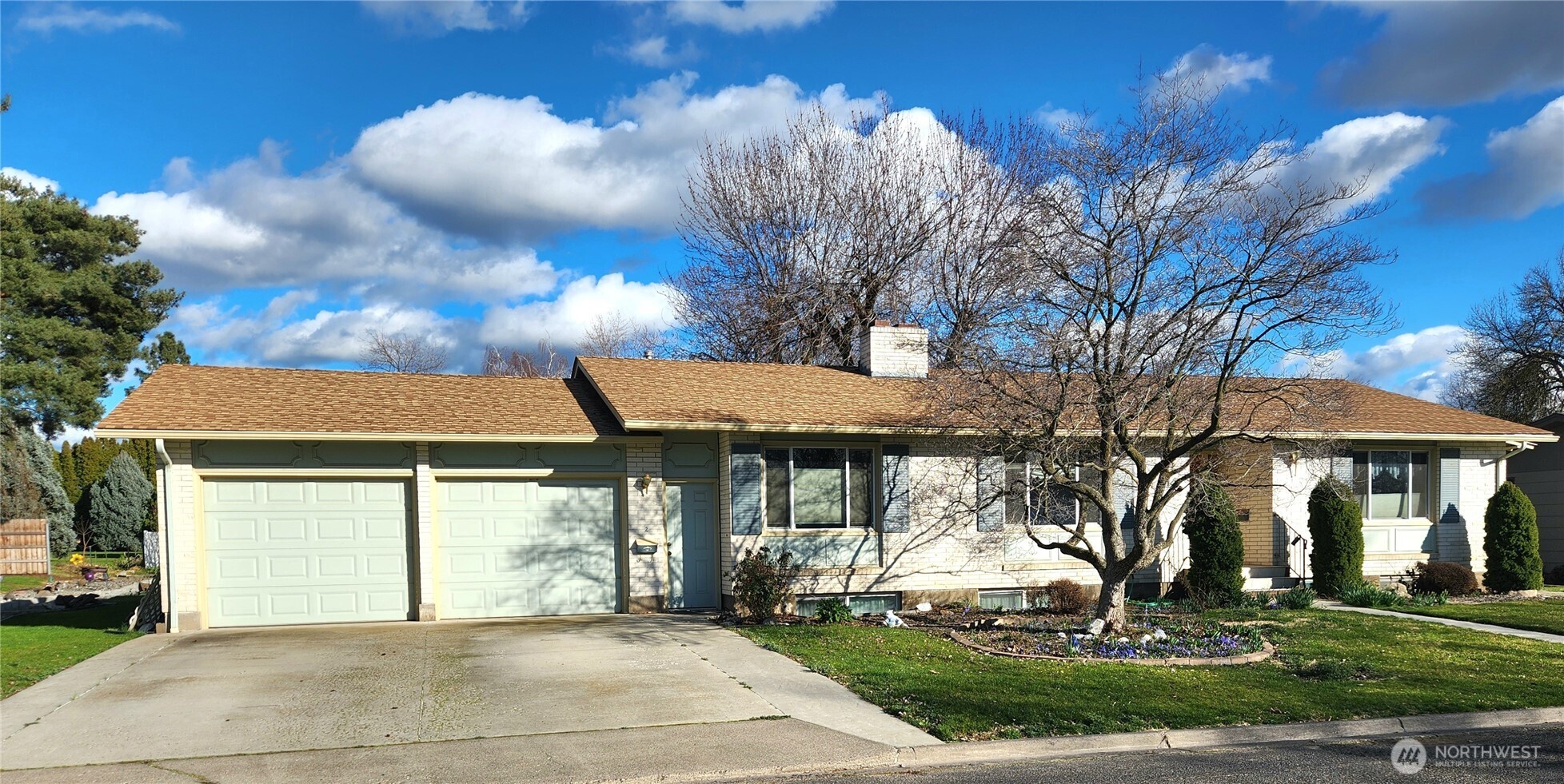 114 NE Cedar Avenue , College Place, WA 99324