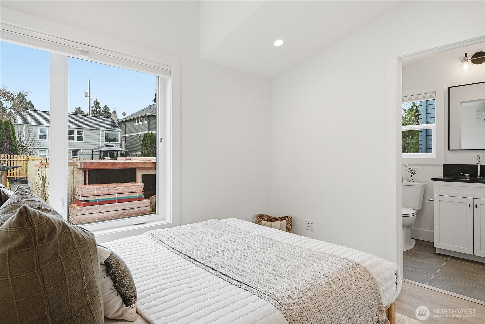 3112 W Raye Street , Seattle, WA 98199