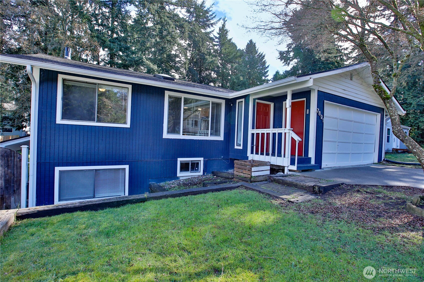 7891 San Juan Avenue , Clinton, WA 98236