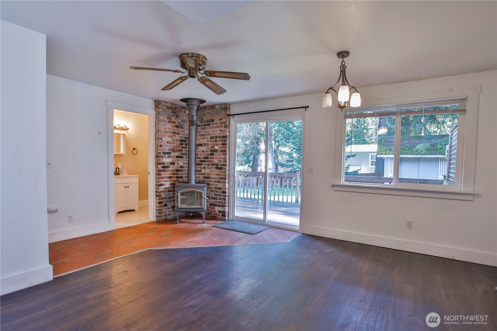 7891 San Juan Avenue , Clinton, WA 98236