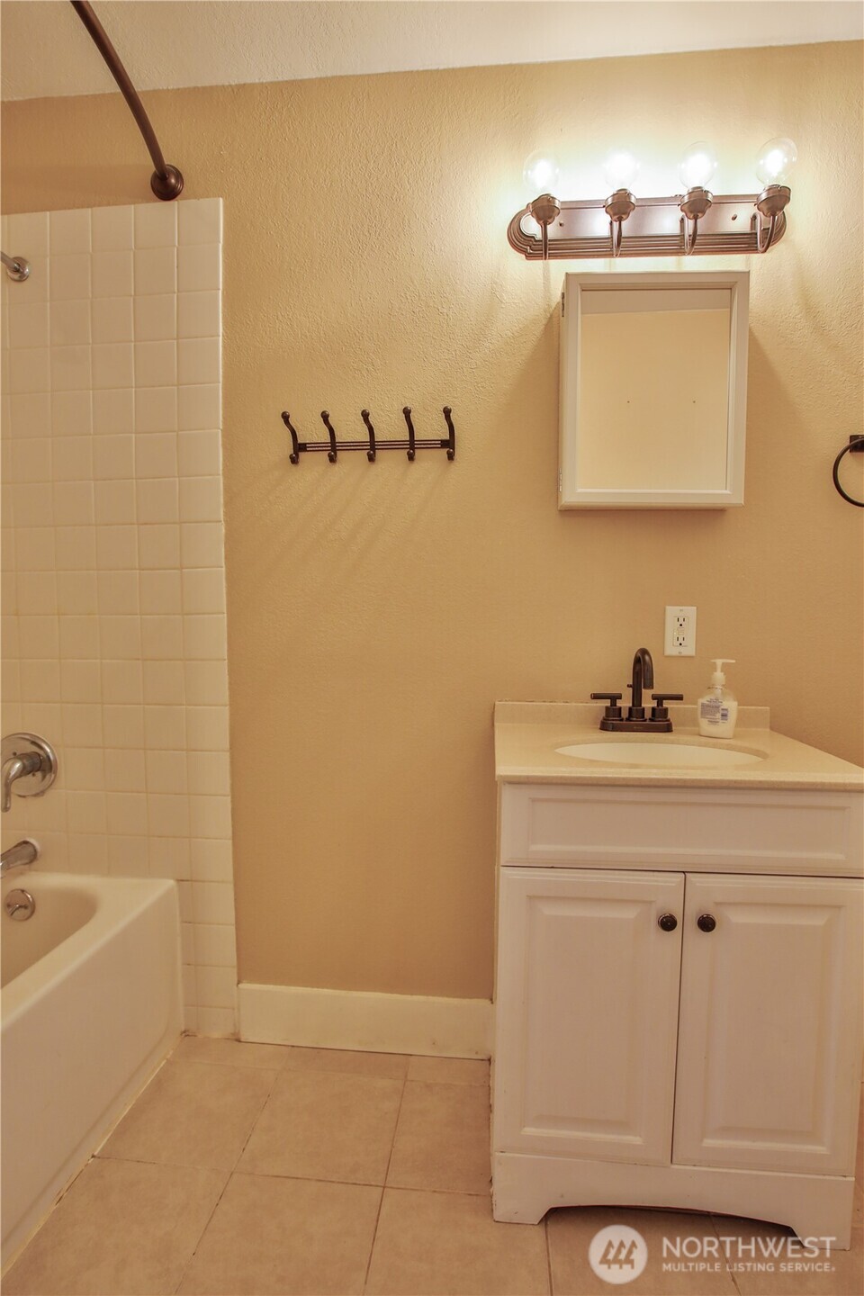 7891 San Juan Avenue , Clinton, WA 98236