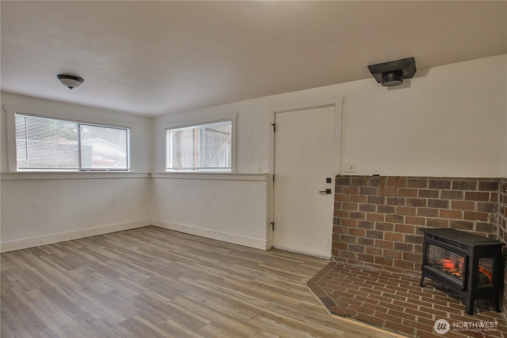 7891 San Juan Avenue , Clinton, WA 98236