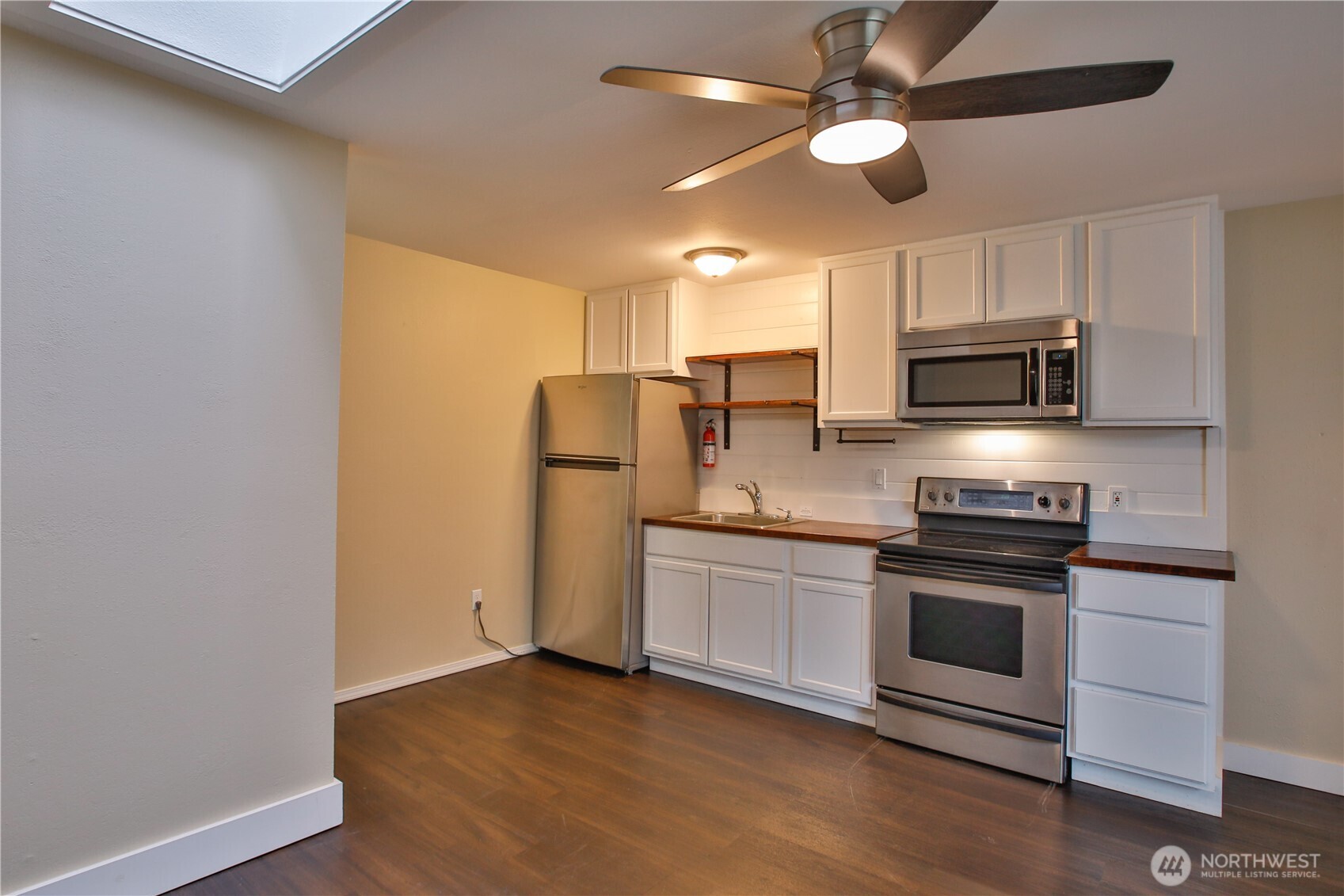 7891 San Juan Avenue , Clinton, WA 98236