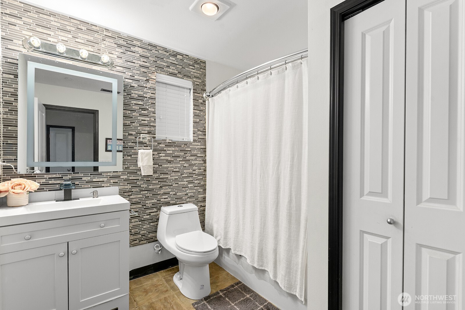 877 5th Pl NE , Issaquah, WA 98029-5400