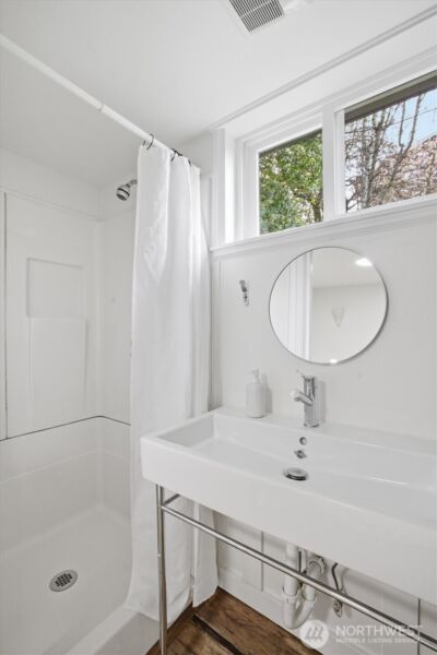 1215 W Armour Street , Seattle, WA 98119-2032 - Photo 19