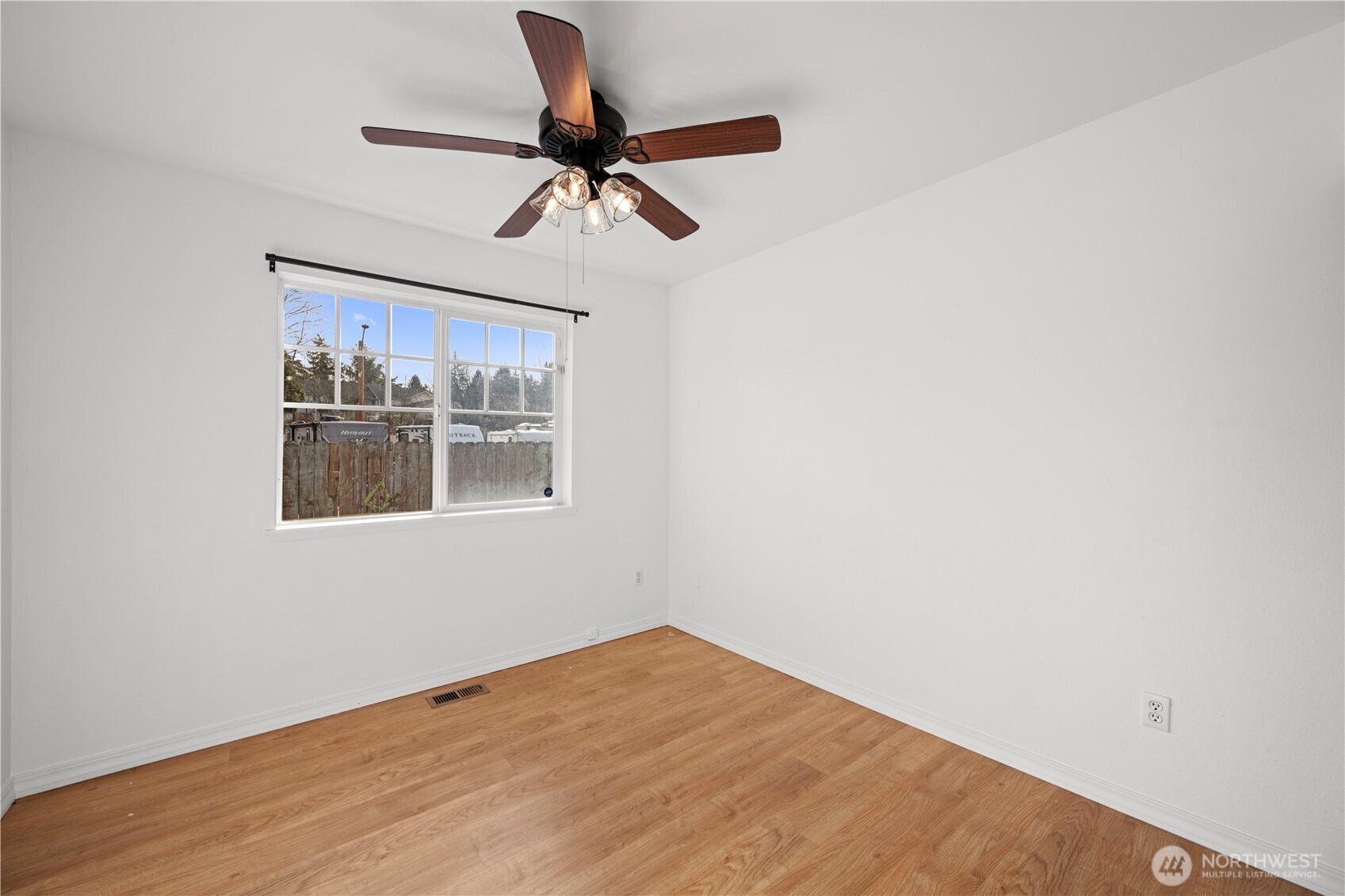 1225 Hemlock Place , Mount Vernon, WA 98273