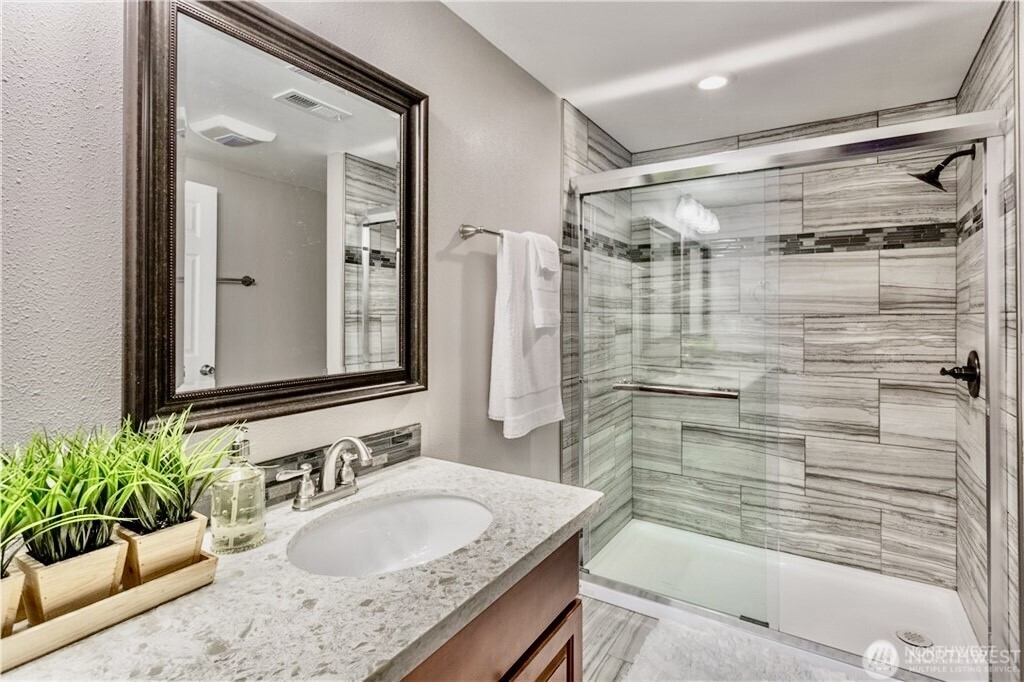 2241 S 252nd Street , Des Moines, WA 98198-9060