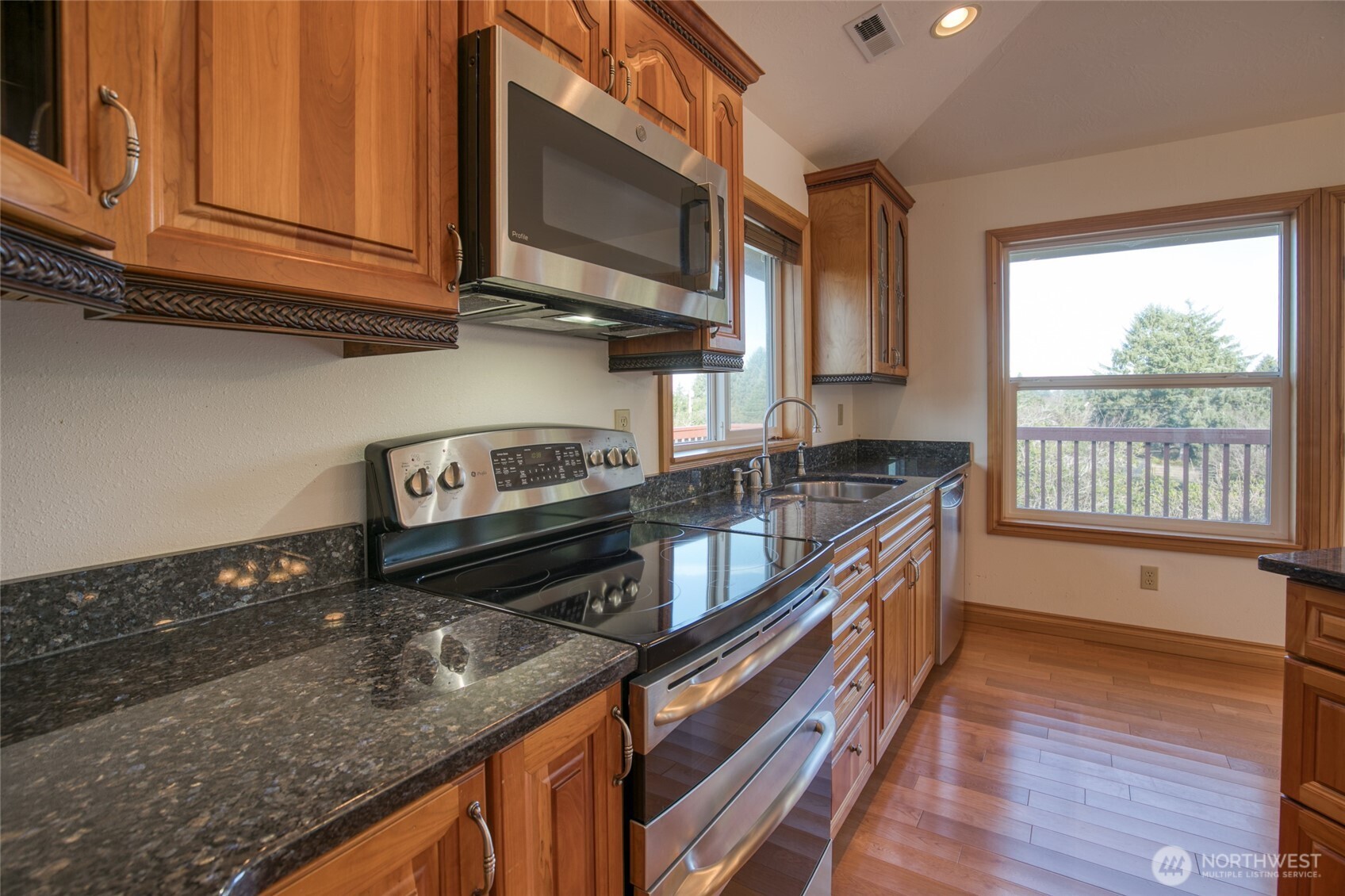 288 N Wynooochee Drive SW, Ocean Shores, WA 98569