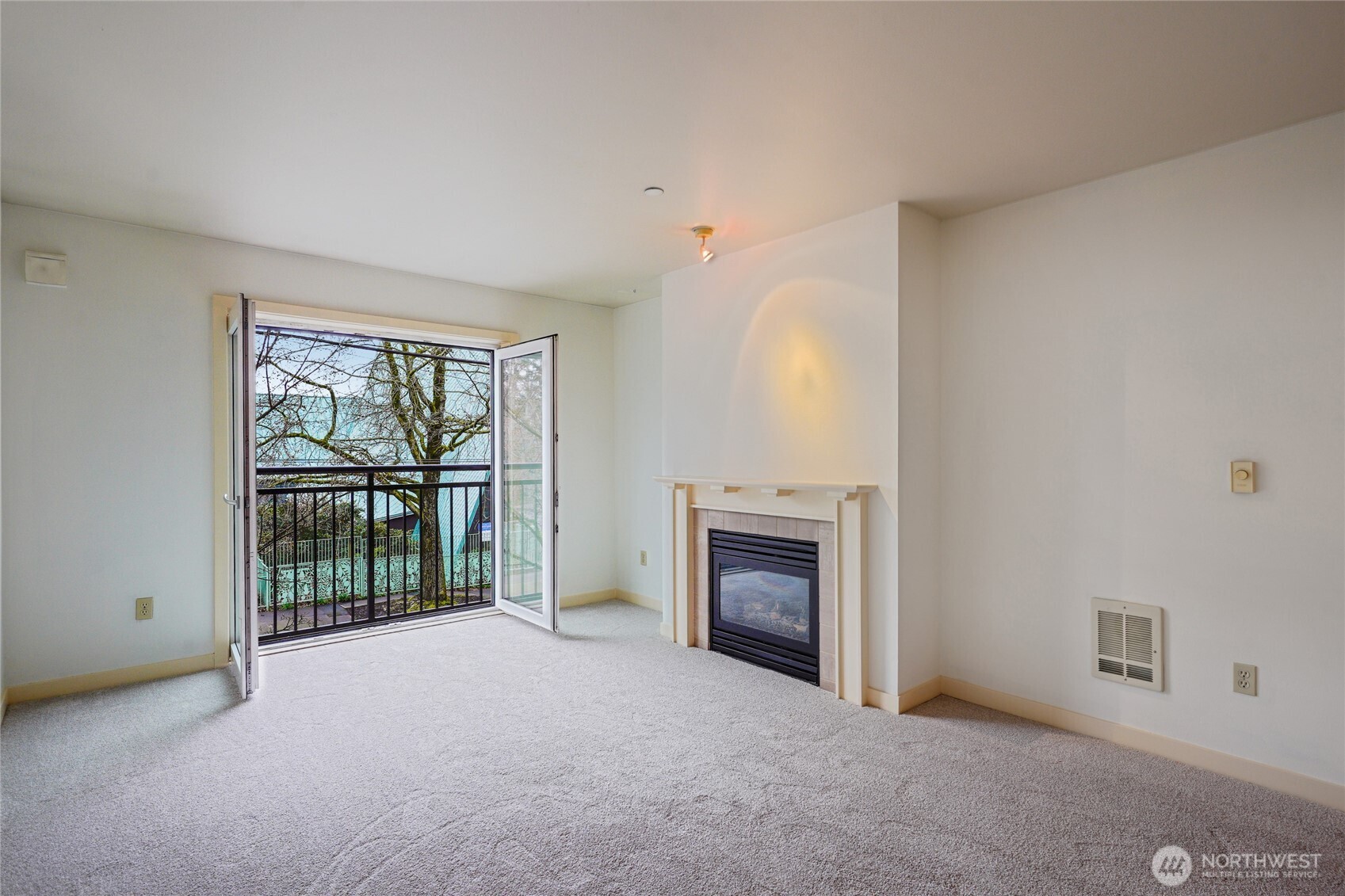 701 1st Avenue N #204, Seattle, WA 98109