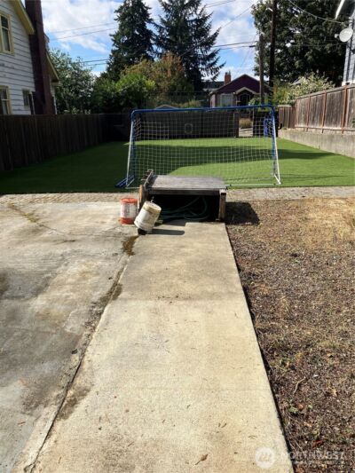 8710 Dayton Avenue N, Seattle, WA 98103-3715 - Photo 3