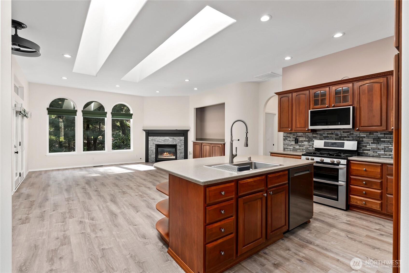 7094 SW Dundee Court , Port Orchard, WA 98367