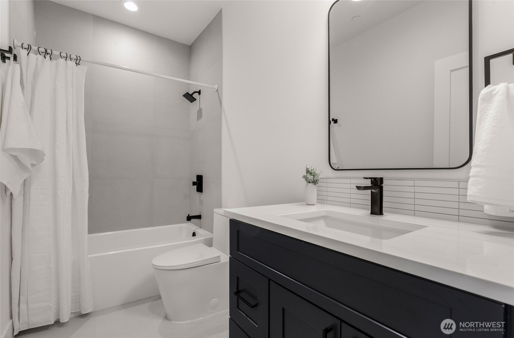 8923 166th Ave NE #101, Redmond, WA 98052