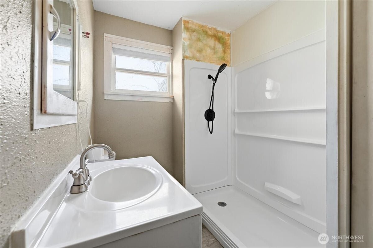 470 2nd Street , Chelan Falls, WA 98817