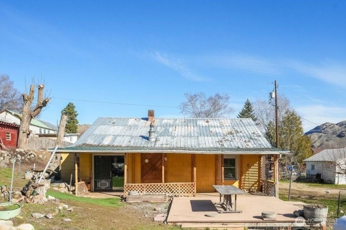 470 2nd Street , Chelan Falls, WA 98817