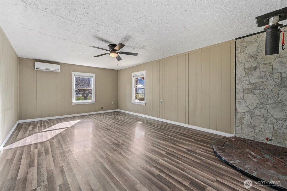 470 2nd Street , Chelan Falls, WA 98817