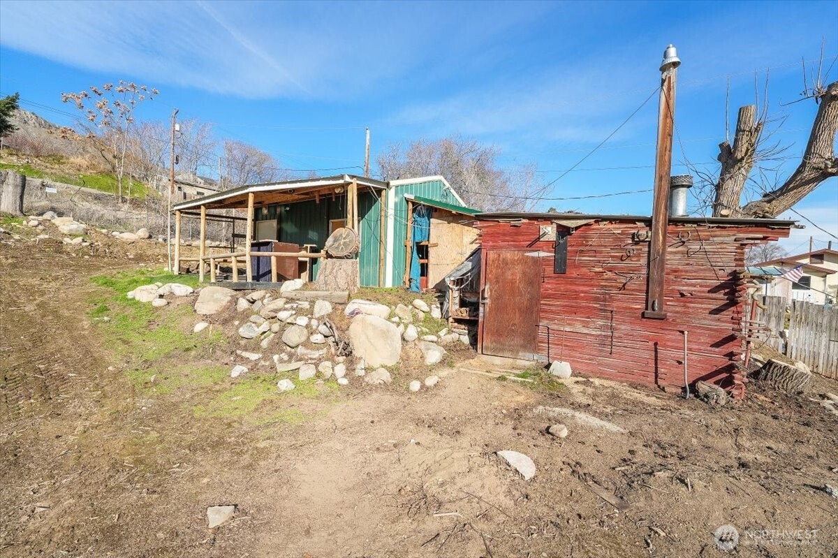 470 2nd Street , Chelan Falls, WA 98817