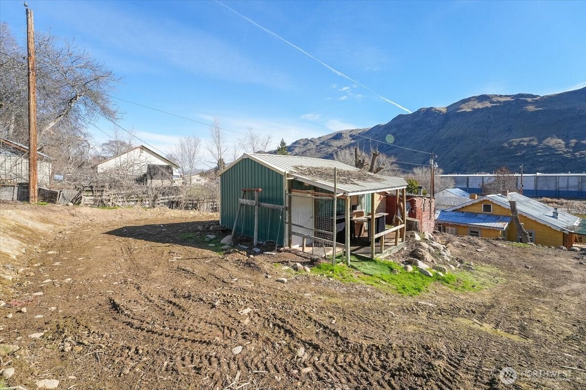 470 2nd Street , Chelan Falls, WA 98817