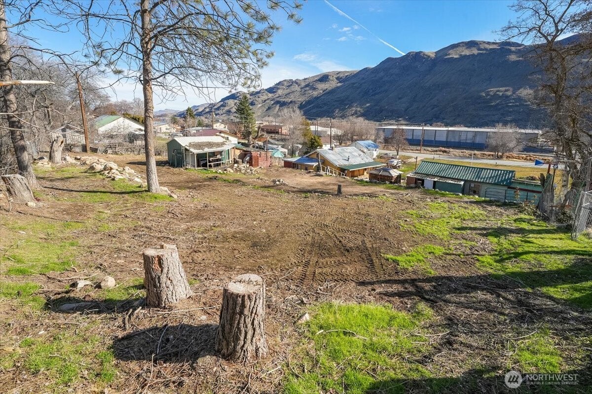 470 2nd Street , Chelan Falls, WA 98817