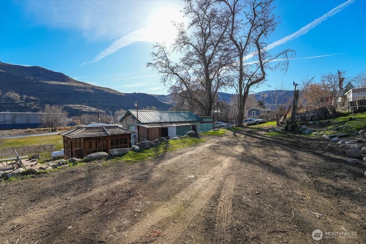 470 2nd Street , Chelan Falls, WA 98817