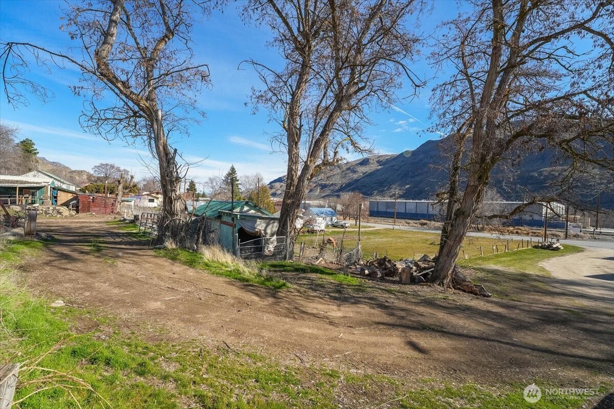 470 2nd Street , Chelan Falls, WA 98817