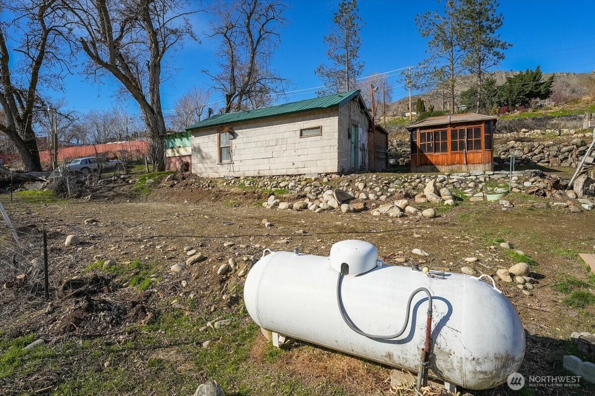 470 2nd Street , Chelan Falls, WA 98817