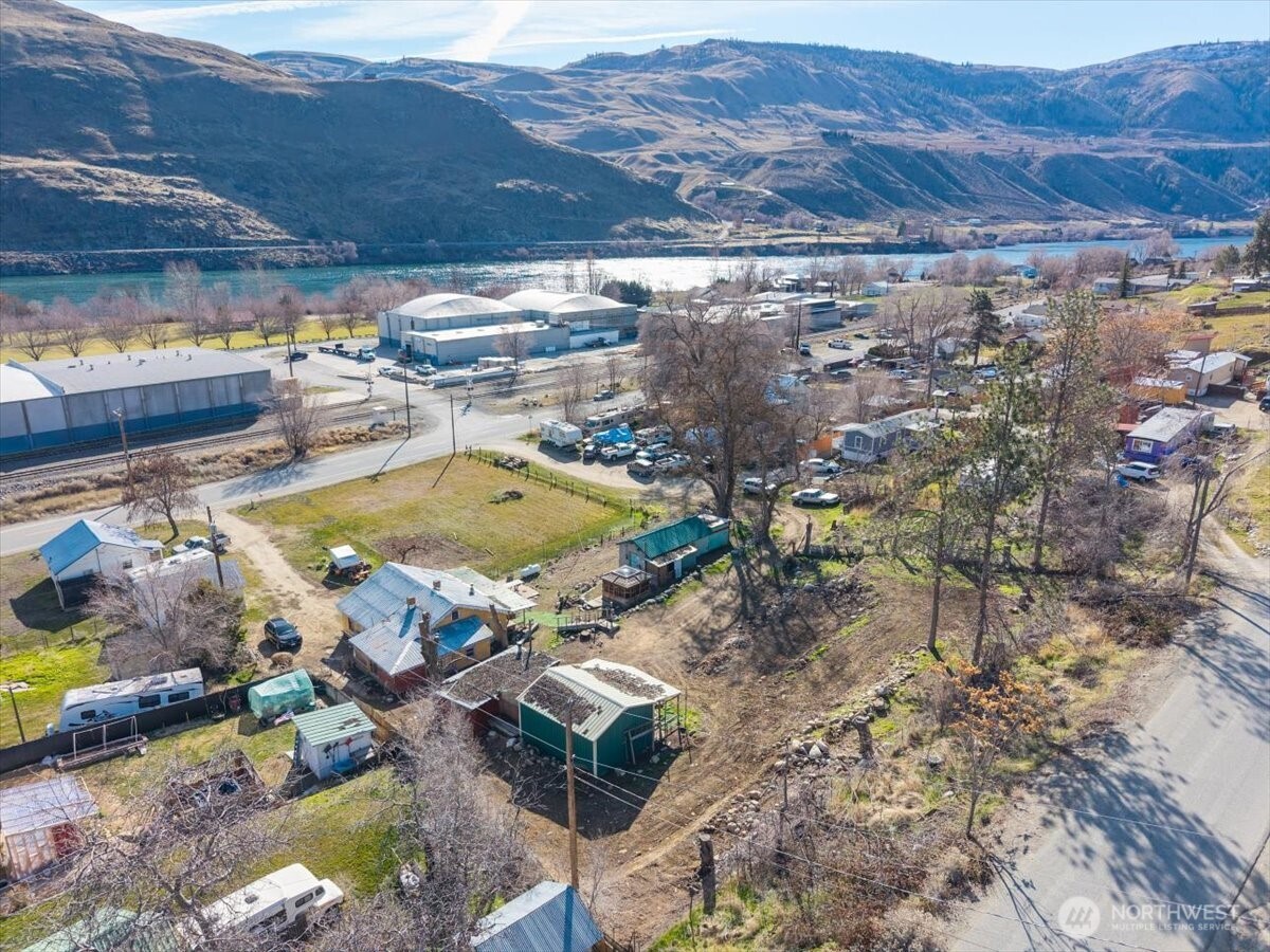470 2nd Street , Chelan Falls, WA 98817