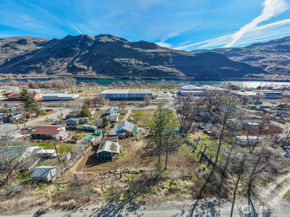 470 2nd Street , Chelan Falls, WA 98817