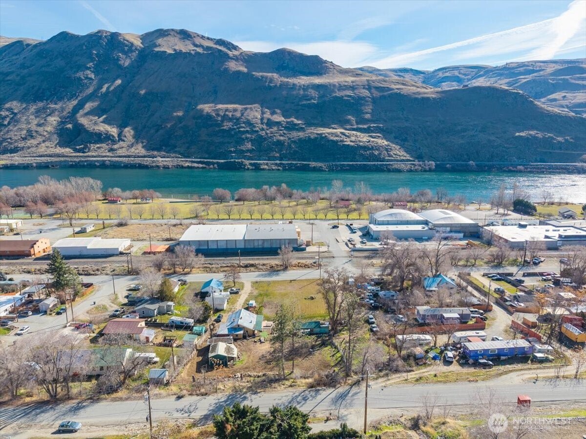 470 2nd Street , Chelan Falls, WA 98817