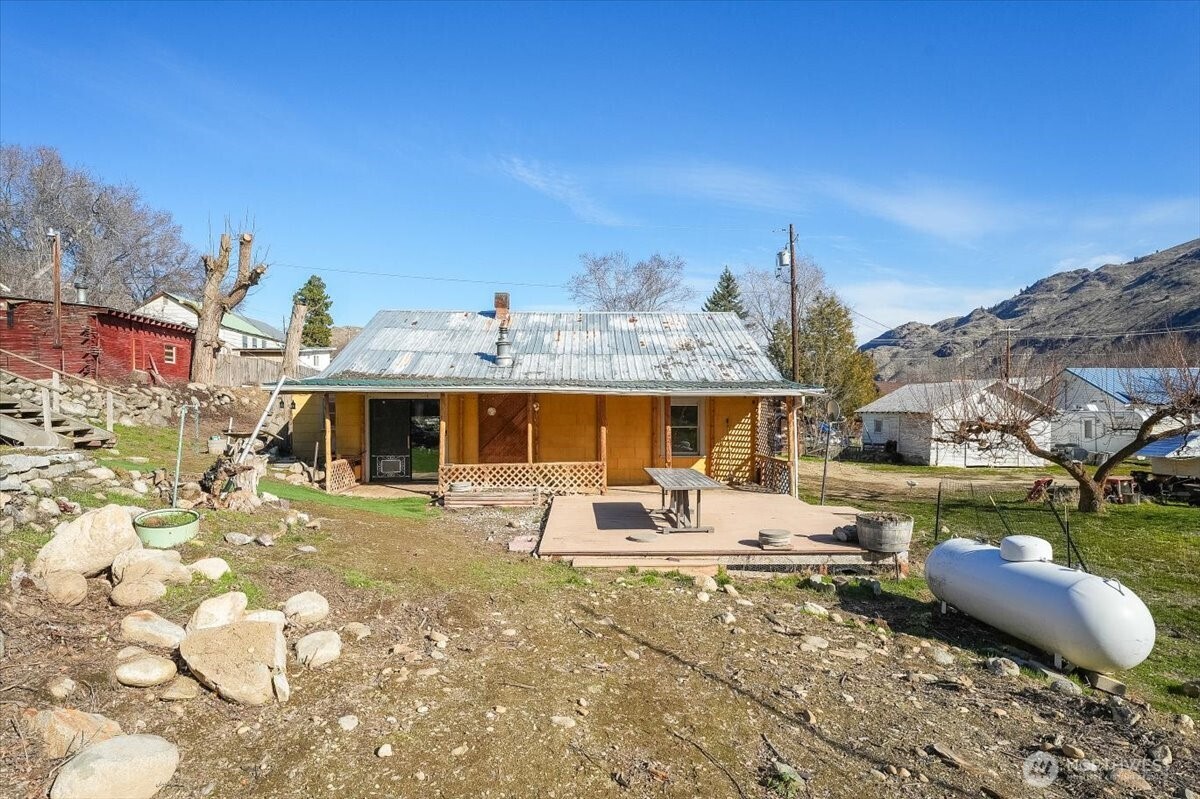 470 2nd Street , Chelan Falls, WA 98817